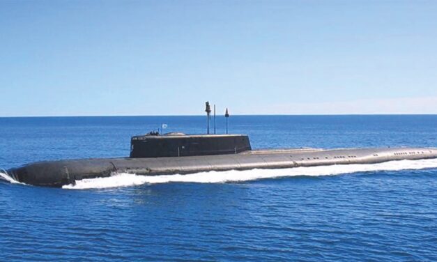 Russische Marine stellt weltgrößtes U-Boot in Dienst