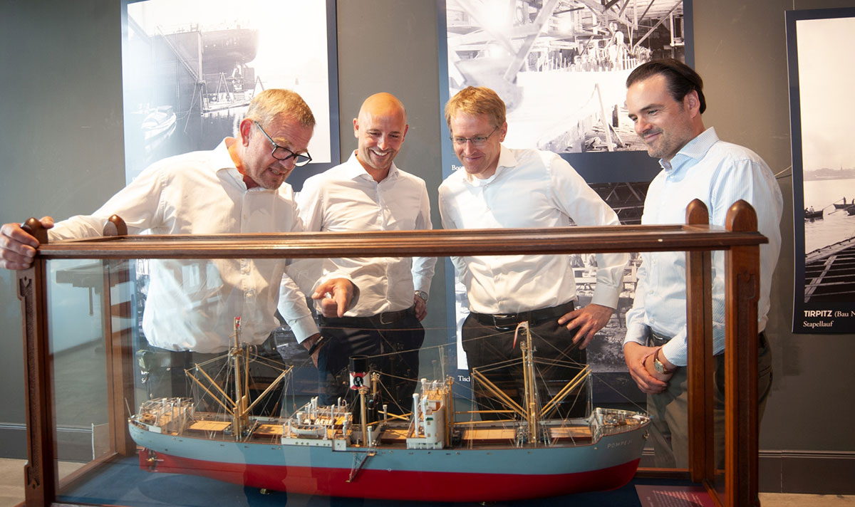 Beim Ausstellungsrundgang: Oliver Berking, Initiator des Robbe & Berking Yachting Heritage Centre, Thorsten Brocks, Vorsitzender der Ortsgruppe Flensburg der DLRG, Daniel Günther, Ministerpräsident des Landes Schleswig-Holstein, und Philipp Maracke, Geschäftsführer der Flensburger Schiffbau-Gesellschaft (v.l.n.r.), Fotonachweise: Marianne Lins/FSG