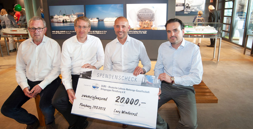 Nach der Spendenübergabe auf dem Sommerempfang: Oliver Berking, Initiator des Robbe & Berking Yachting Heritage Centre, Daniel Günther, Ministerpräsident des Landes Schleswig-Holstein, Thorsten Brocks, Vorsitzender der Ortsgruppe Flensburg der DLRG, und Philipp Maracke, Geschäftsführer der Flensburger Schiffbau-Gesellschaft (v.l.n.r.), Fotonachweise: Marianne Lins/FSG