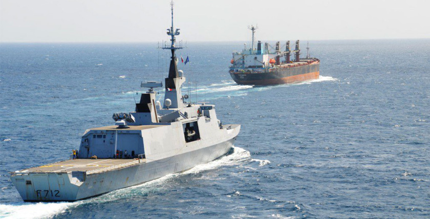 Ein französisches Kriegsschiff mit EU NAVFOR eskortiert im März 2013 ein Schiff des Welternährungsprogramms vor der Küste Somalias. Foto: EU NAVFOR