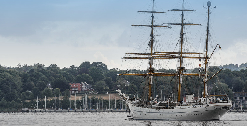 Am 08.08.22 lief das Segelschulschiff der deutschen Marine aus dem Heimathafen Kiel mit über 100 Kadetten der Crew 2021 aus. Fotos: Marcel Kröncke