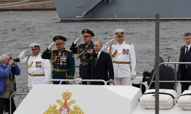 Russland: Parade der Russischen Marine in Sankt Petersburg