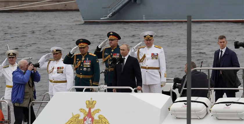 Abnahme der Parade auf der Newa: Oberbefehlshaber Vladimir Putin, daneben Verteidigungsminister Sergei Shoigu und Chef der Marine, Admiral Nikolai Yevmenov rechts dahinter. Dahinter Fregatte "Admiral Gorshkov". Foto: Staatl. Medien