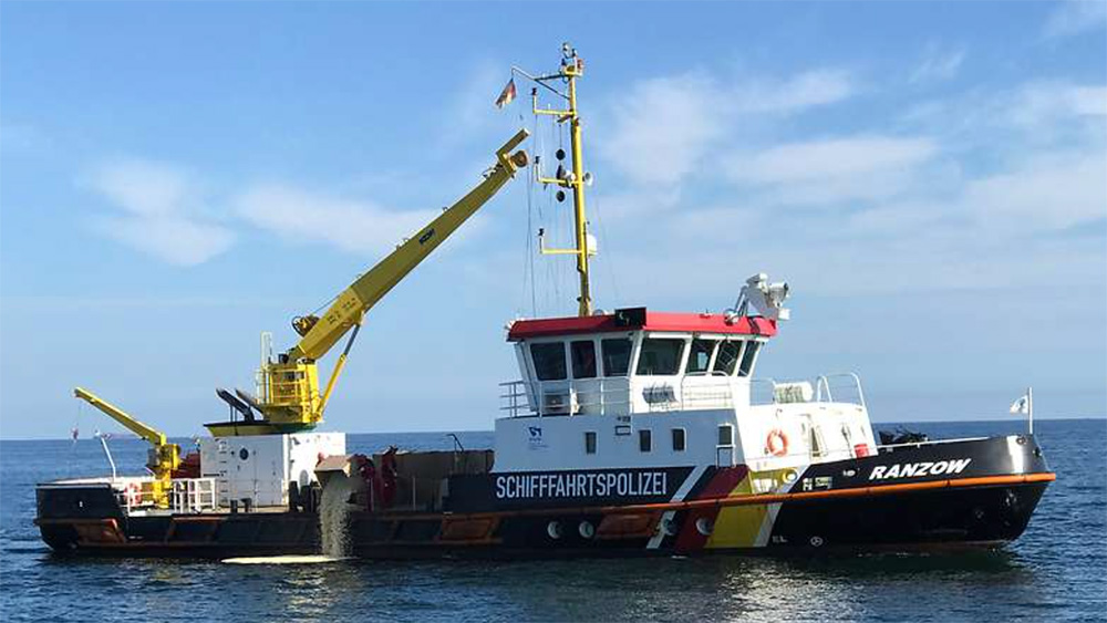 Vom Seezeichenschiff „Ranzow“ wird Popcorn zur Simulation des Ölteppichs in die Mecklenburger Bucht geschüttet, Foto: Bundeswehr/Henning Baumeister