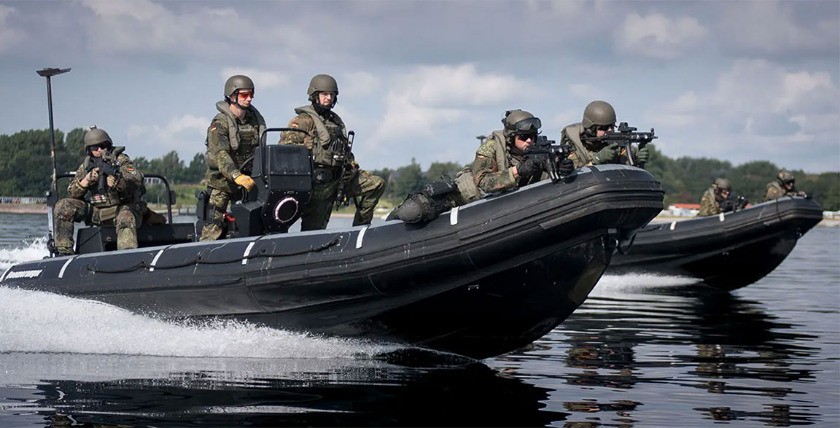 Soldaten fahren mit einem Speedboot durch die Eckernförder Bucht im Rahmen vom Training der Bordeinsatzkompanie (BEK) der Marine in Eckernförde, am 28.08.2017.