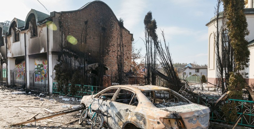 Beschädigte Kirche und verbranntes Auto am Stadtrand von Irpin, Ukraine