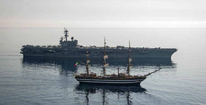 Das italienische Marineschulschiff Amerigo Vespucci segelt im Mittelmeer an der USS Independence vorbei, 12. Juli 1962. (Nationalarchiv)