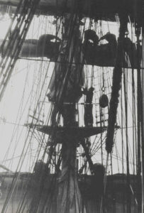 Im Topp, Segel packen - 38. AAR Gorch Fock Jul/Aug 1971. Foto: A. Stephenson