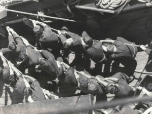 An Deck, Schoten und Brassen - 38. AAR Gorch Fock Jul/Aug 1971. Foto: A. Stephenson