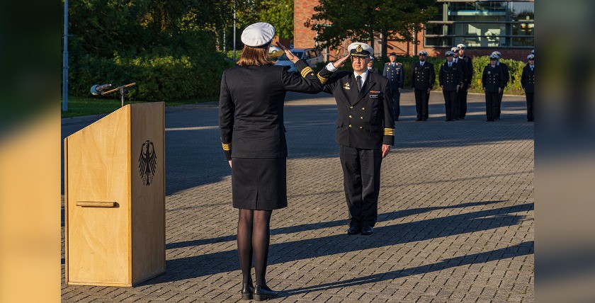 Kommandeurin Korvettenkapitän Kietzmann übernimmt das Kommando über Lehrgruppe C, Foto: Daniel Angres