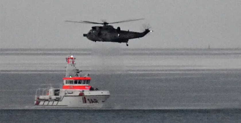 Windenmanöver der BERLIN mit SAR-Hubschrauber. Foto: DGzRS