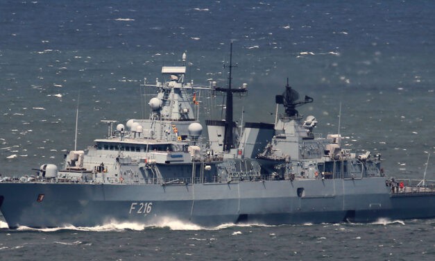Kommandant der Fregatte "Schleswig-Holstein" übergibt Staffelstab