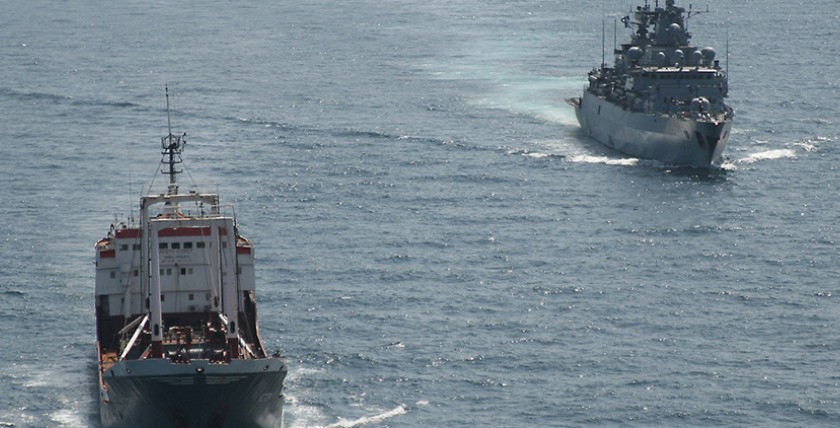 Die Schleswig-Holstein eskortiert einen Frachter des WFP vor der Küste Somalias, Foto: Bw/Yvonne Knoll