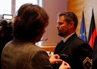 Auszeichnung der Besatzungsangehörigen durch die Landtagspräsidentin, Foto: Bundeswehr/Marcel Kröncke