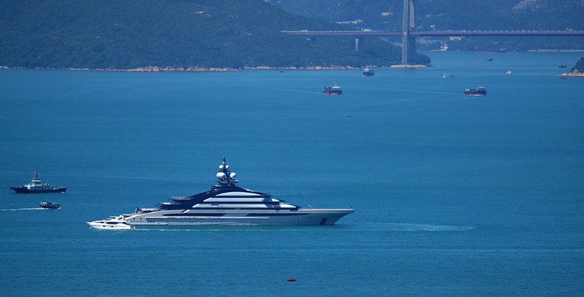 Sanktionierte Yacht von Alexei Mordashov segelt von Russland nach Hongkong im Hafen von Victoria