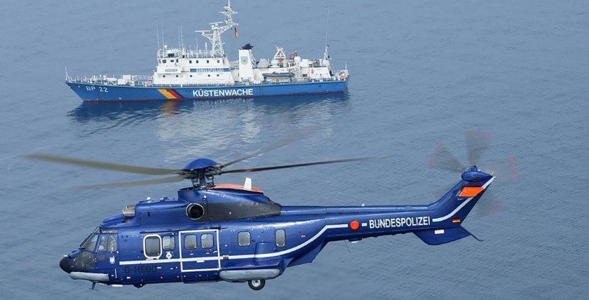 Die Einsatzboote der Bundespolizei See operieren mit einem Super Puma, Foto: Bundespolizei