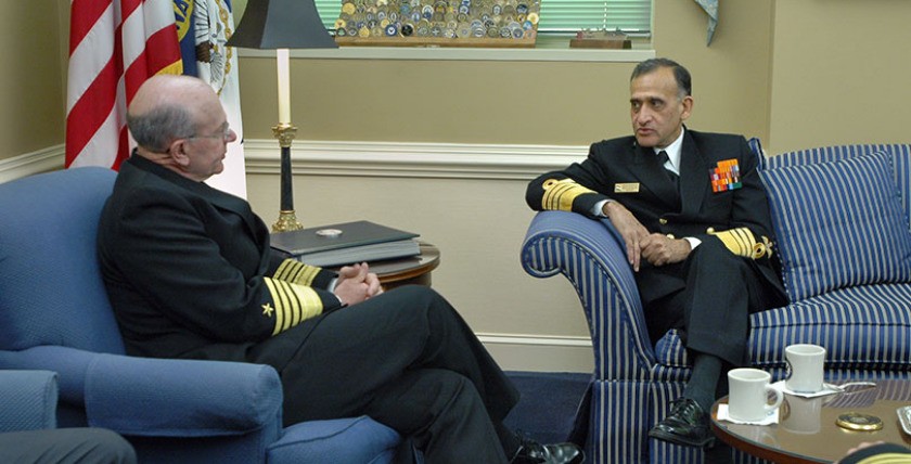 Admiral Prakash (r.) 2005 mit dem CNO der US Navy, Admiral Vern Clark in Washington, Foto: US Navy