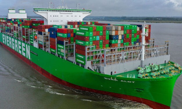 Größtes Containerschiff der Welt erstmals in Hamburg