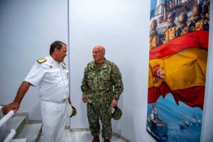 US-Admiral Michael Gilday im Gespräch mit dem spanischen Admiral Eugenio Diaz del Rio Jaudenes in Rota, Foto: US Navy