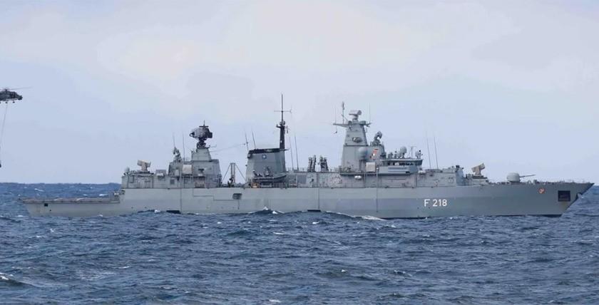 Bordhubschrauber Sea Lynx mit Außenlast im Anflug auf Fregatte F 218 Mecklenburg-Vorpommern, Übung Heimdall 2022, Nordmeer vor Norwegen. Foto: Bundeswehr/J.Kelm