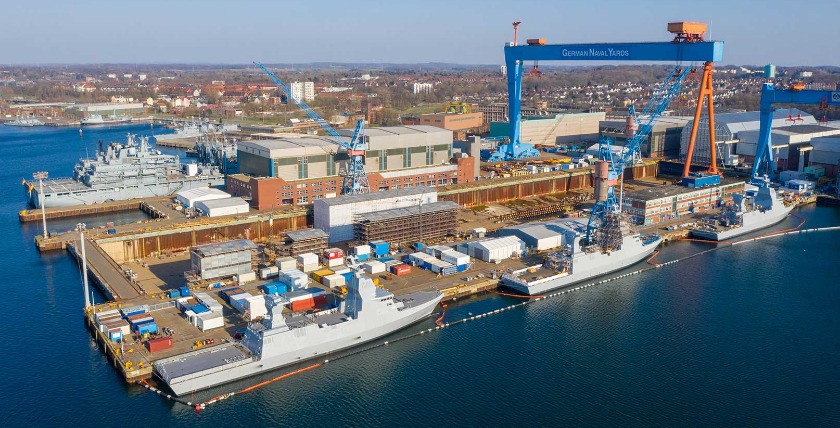 Markant ist der große Portalkran von German Naval Yards, Foto: Adobe Stock