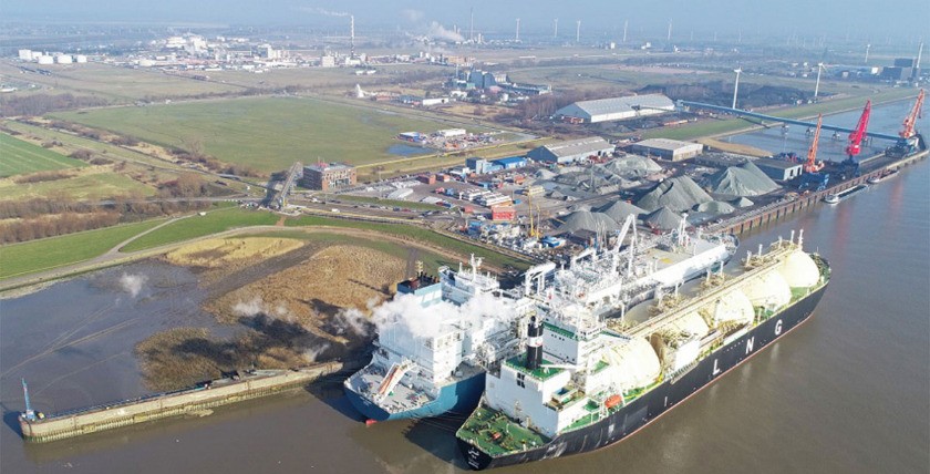 Der LNG-Tanker „ISH" liegt seit gestern neben der Floating Storage and Regasification Unit (FSRU) „Hoegh Gannet" im Brunsbütteler Elbehafen, Foto: Brunsbüttel Ports