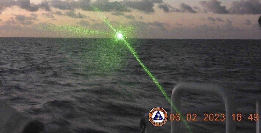 Green military-grade laser light from a Chinese coast guard ship in the disputed South China Sea. Foto: Philippine Coast Guard