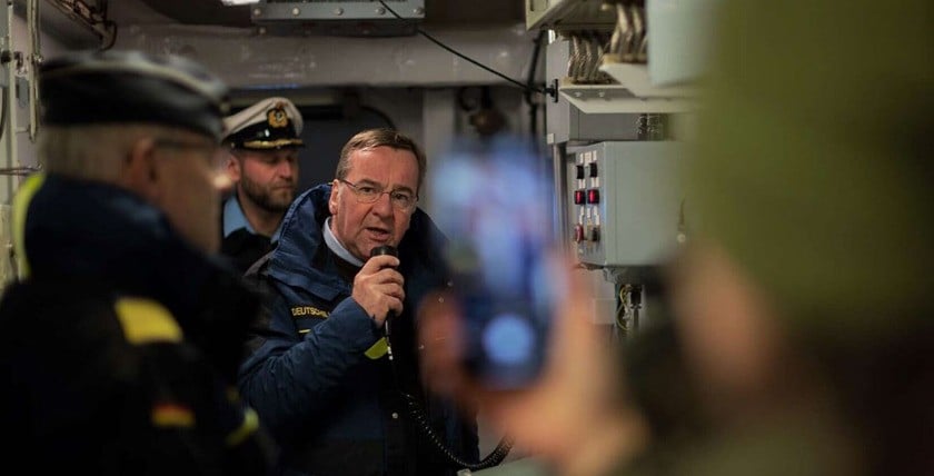 "An alle Stellen - hier spricht der Verteidigungsminister". Foto: Bundeswehr/T.Twardy