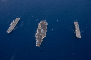 Die drei an NESH22 beteiligten Flugzeugträger (v.l.n.r): ITS CAVOUR, USS HARRY S. TRUMAN und ESPS JUAN CARLOS I, Foto: 2022 US Navy.