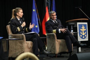 Kapitänleutnant Annika Klußmann-Bahnemann während der Aussprache, Foto: Bw/Nico Theska