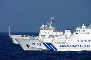 Patrouillenschiff Akaishi vor einem chinesischenKüstenwachschiff nahe der Senkaku-Inseln, Foto: JCG