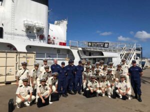 Kadetten der JCG mit amerikanischen Kameraden vor einem Cutterder US Coast Guard auf Hawaii, Foto: USCG