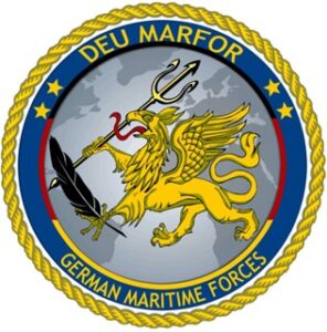 Das Logo von Deu Marfor. Die Feder und derDreizack in den Fängen des Greifs repräsentieren Seekriegsführung und die Planungsarbeit des Stabes