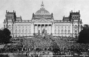 Massenkundgebung vor dem Reichstag gegen den Versailler Vertrag 1919 Foto: Bundeszentrale für Politische Bildung/Bildarchiv Preußischer Kulturbesitz