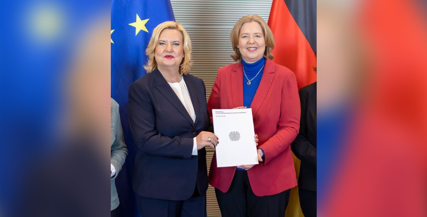 Eva Högl übergibt den Jahresbericht 2022 an Bundestagspräsidentin Bärbel Bas, Foto: DBT/Thomas Imo/photothek