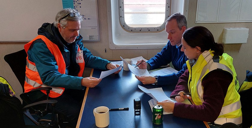 Überprüfung der Schiffsdokumente auf Vollzähligkeit und Gültigkeit, Fotos: Oliver Kaus