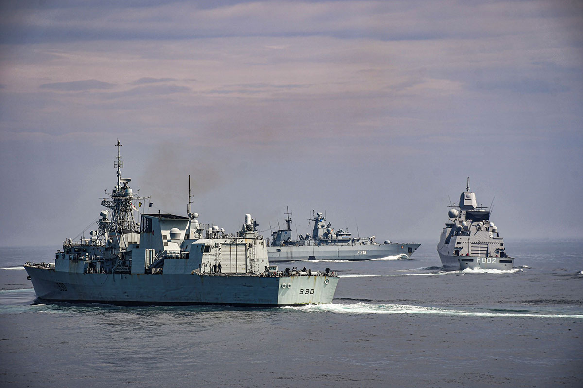 Stationierungsübungen derMecklenburg-Vorpommern mit der niederländischen De Zeven Provinciën und der kanadischen Halifax, Foto: Portugiesische Marine