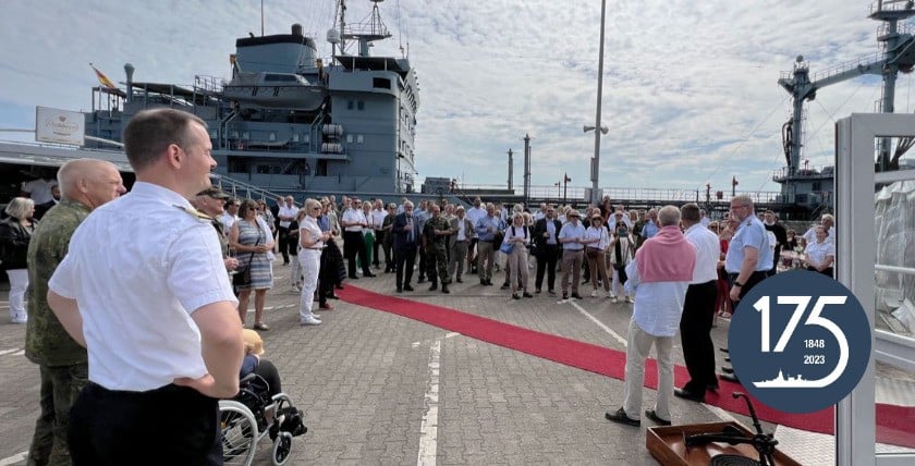 Schöne Worte und gute Laune zum Abschied - Sailout bei der Kieler Woche. Foto: Stricker