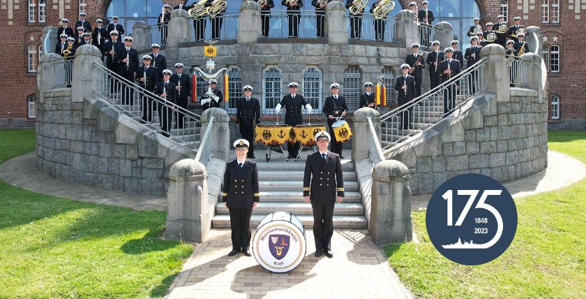 Vor traditionsreicher Kulisse und unter freiem Himmel spielt das Marinemusikkorps Kiel auf, Foto: Bundeswehr