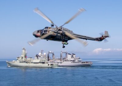 Sea Lynx vor französischem Flottentanker "Somme" und portugiesischer Fregatte "Bartolomeu Dias". Foto: Michael Nitz