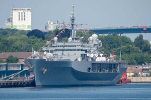 Kieler Woche: USS Mount Whitney vor der Kieler Kanalschleuse. Foto: Michael Nitz