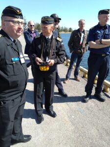 Finnische Marineoffiziereerproben erstmals die Fernbedienung