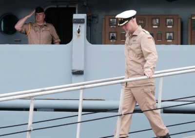 BONN Kommandant Fregattenkapitän Deußen verlässt das Schif, Foto: ￼￼Holger