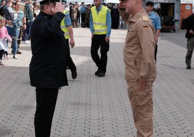 BONN Kommandant meldet dem Geschwaderkommandeur das Schiff zurück, Foto: ￼￼Holger Schlüter