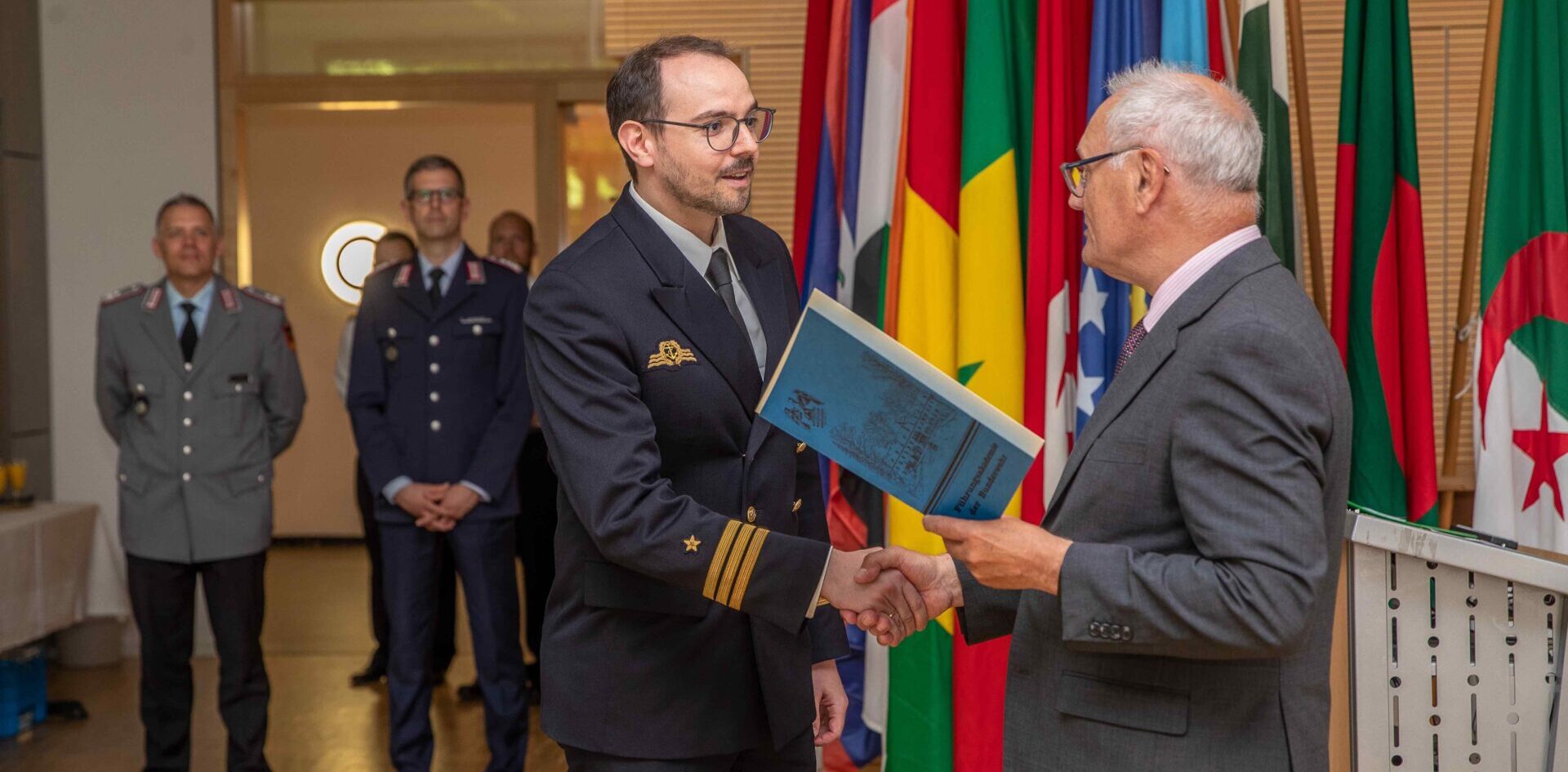 Führungsakademie der Bundeswehr, Verleihung
Admiral-Wellershoff-Preis der MOV an Korvettenkapitän Hoppe. Foto: FüAkBw/InfoA