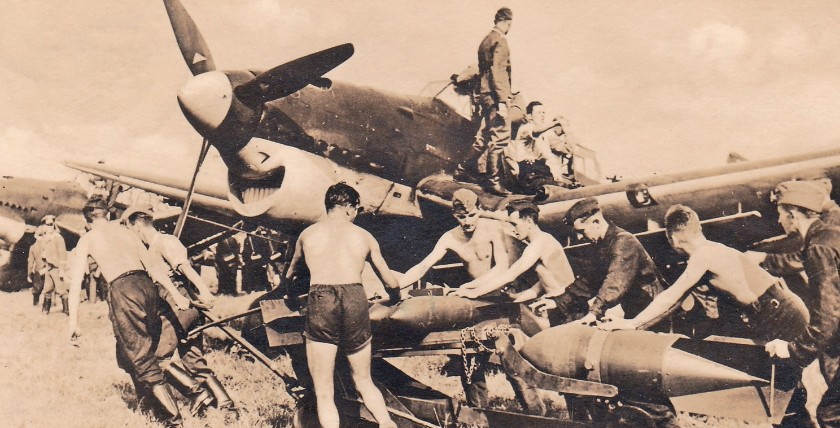 Stukas werden mit Bomben beladen, Fotos: Archiv Dr. Nehring