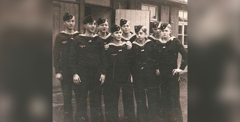 1944: Der Flakhelfer Hans Krohn (3.v.li.) mit Schulkameraden der Hebbelschule in Marineuniform. Foto von Hans Krohn.