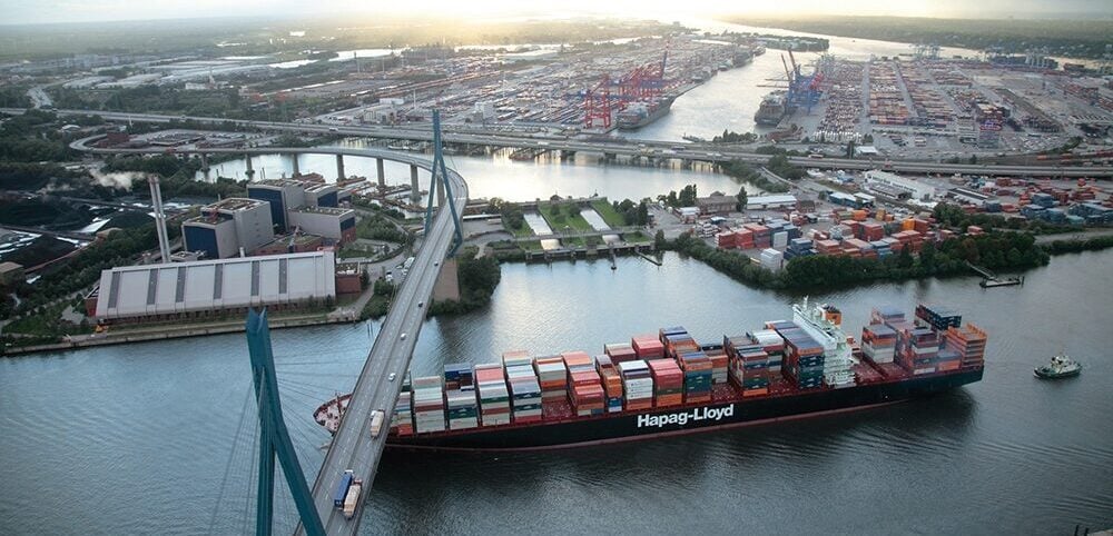 Köhlbrandbrücke - Querung der Süderelbe bei Harburg (Chicago Express/Hapag Lloyd). Foto: Hapag-Lloyd