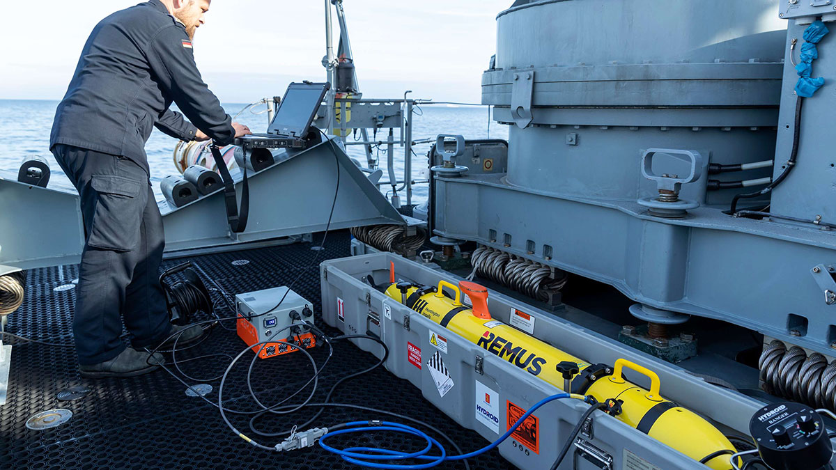 Chancen zur Arbeitserleichterung liegen in unbemannten Systemen: Hier programmiert ein Bediener die autonome Unterwasserdrohne Remus 100 an Bord eines Minenjagdbootes, Foto:Bundeswehr/Markus Ahrens