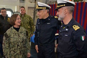 Franchetti diente 2018-2020 als Befehlshaberder 6. US Flotte. Hier im Februar 2020 beim Besuch der italienischen Fregatte alpino, Foto: US Navy
